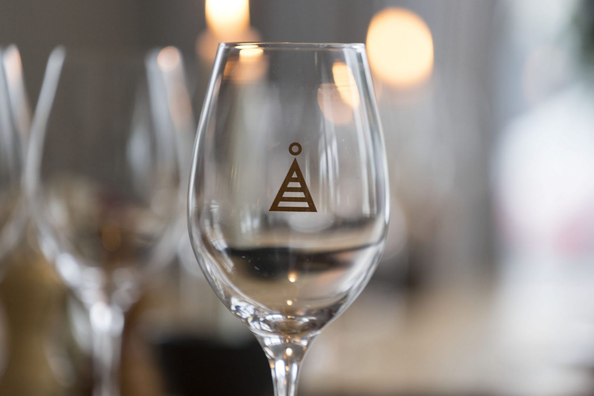ett glas vin åtellet ett glas vin åtellet